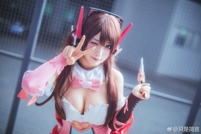 Ngộp thở với vòng một gợi cảm trong bộ ảnh cosplay D.va của Overwatch - Ảnh 1.