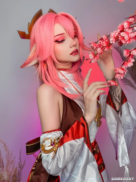 Nữ tuyển thủ người Nga trổ tài cosplay nhân vật Yae Miko thần thái khiến fan mê mẩn - Ảnh 4.