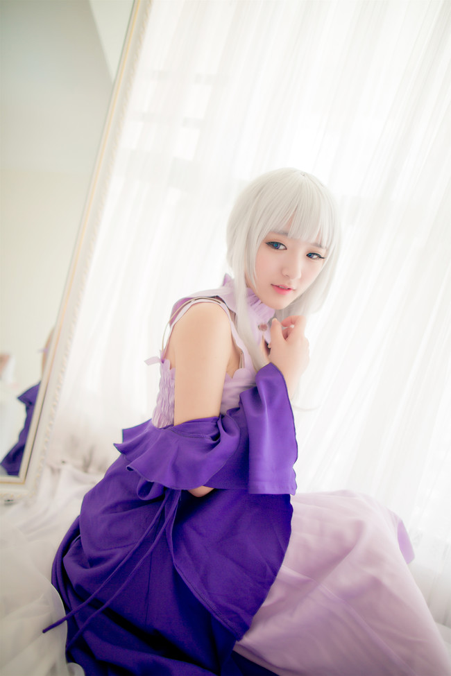 Cosplay người đẹp tóc trắng cực dịu dàng, quyến rũ trong Re:Zero