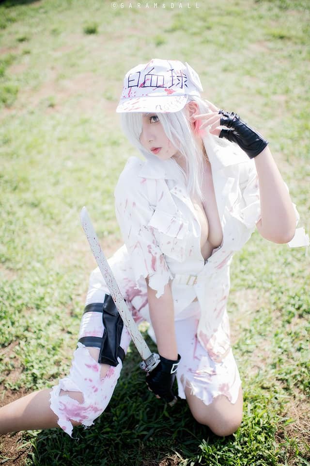 Lạ mắt với cosplay về tế bào Bạch Cầu ngực khủng trong Manga Hataraku Saibou - Ảnh 11.