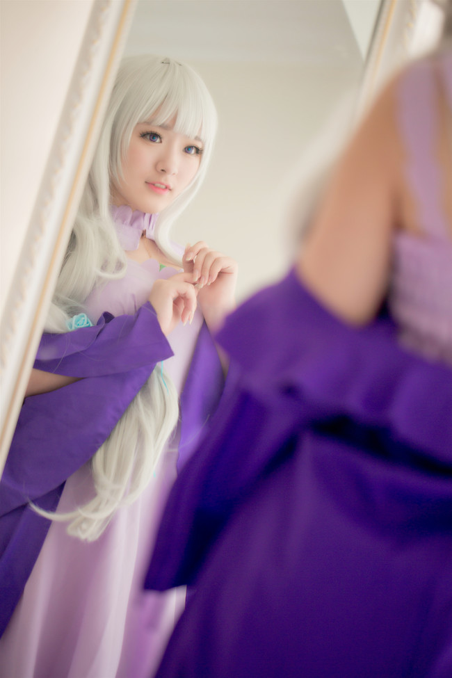 Cosplay người đẹp tóc trắng cực dịu dàng, quyến rũ trong Re:Zero