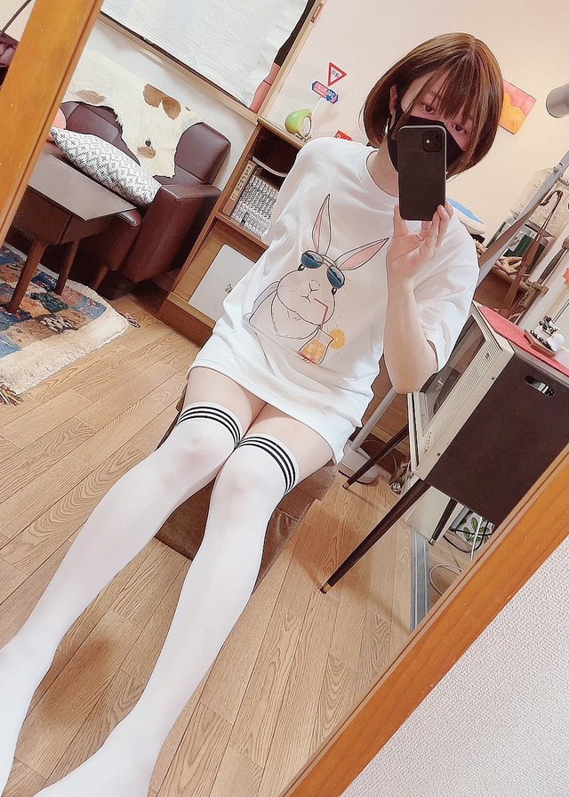 Thiếu tiền thuê mẫu, ông chú 40 tuổi cosplay thành hot girl, bất ngờ trở nên nổi tiếng trên MXH - Ảnh 1.