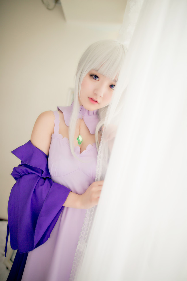 Cosplay người đẹp tóc trắng cực dịu dàng, quyến rũ trong Re:Zero