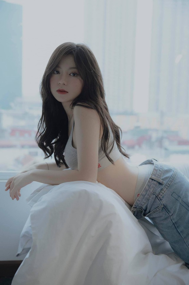 Streamer Trang Lucy khiến CĐM “chao đảo với bộ ảnh “nửa kín nửa hở, vén áo chạm đến khuôn ngực để tạo dáng gợi cảm - Ảnh 5.