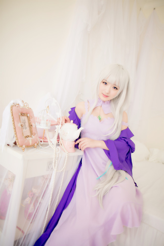 Cosplay người đẹp tóc trắng cực dịu dàng, quyến rũ trong Re:Zero