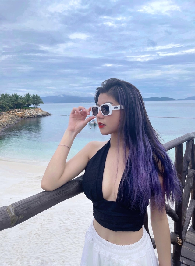 Streamer Trang Lucy khiến CĐM “chao đảo với bộ ảnh “nửa kín nửa hở, vén áo chạm đến khuôn ngực để tạo dáng gợi cảm - Ảnh 8.