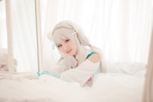 Cosplay người đẹp tóc trắng cực dịu dàng, quyến rũ trong Re:Zero