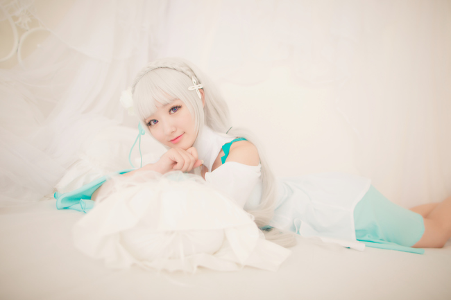 Cosplay người đẹp tóc trắng cực dịu dàng, quyến rũ trong Re:Zero