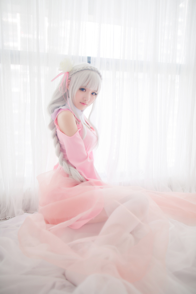 Cosplay người đẹp tóc trắng cực dịu dàng, quyến rũ trong Re:Zero