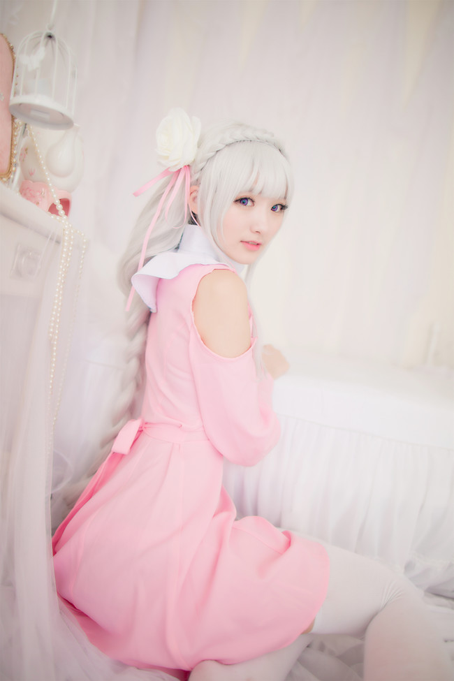 Cosplay người đẹp tóc trắng cực dịu dàng, quyến rũ trong Re:Zero