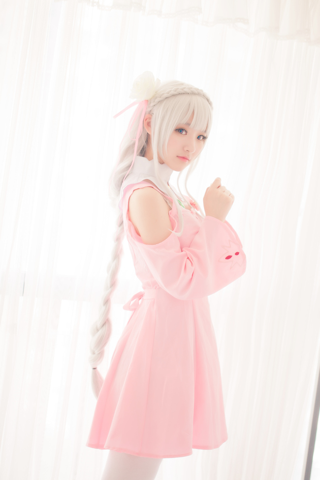 Cosplay người đẹp tóc trắng cực dịu dàng, quyến rũ trong Re:Zero