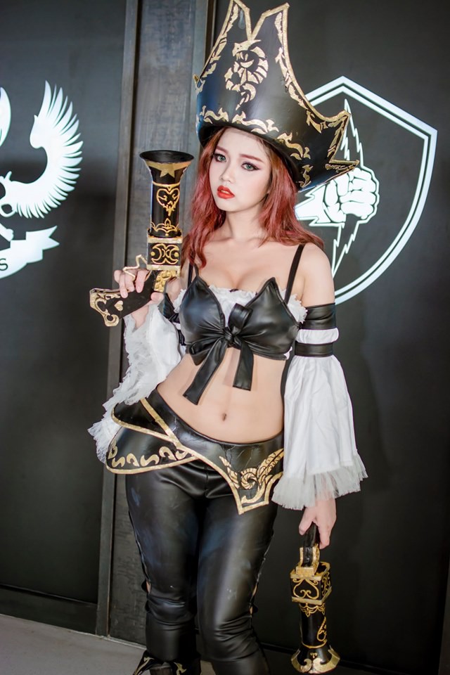 Ngắm bộ ảnh cosplay nóng bỏng của mỹ nhân người Việt Hani Phạm - Ảnh 4.