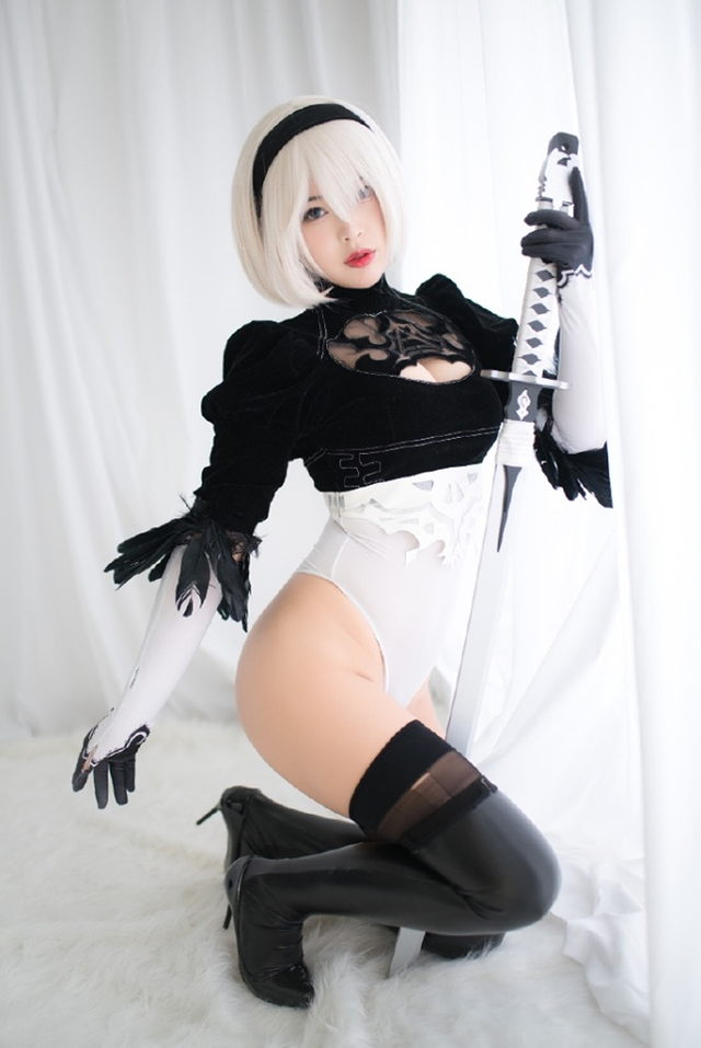 Cô nàng nóng bỏng 2B trong Nier: Automata lại thiêu đốt người hâm mộ qua loạt ảnh cosplay đẹp lung linh - Ảnh 1.