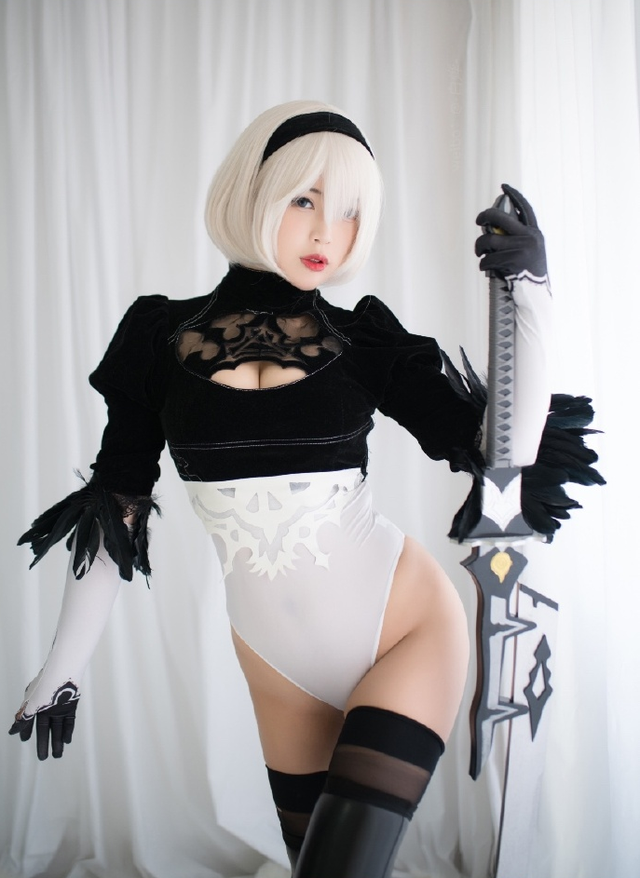 Cô nàng nóng bỏng 2B trong Nier: Automata lại thiêu đốt người hâm mộ qua loạt ảnh cosplay đẹp lung linh - Ảnh 6.