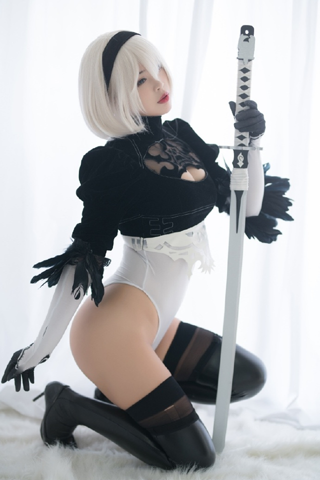 Cô nàng nóng bỏng 2B trong Nier: Automata lại thiêu đốt người hâm mộ qua loạt ảnh cosplay đẹp lung linh - Ảnh 2.