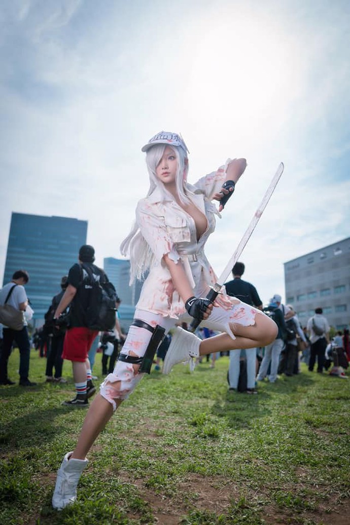 Lạ mắt với cosplay về tế bào Bạch Cầu ngực khủng trong Manga Hataraku Saibou - Ảnh 4.