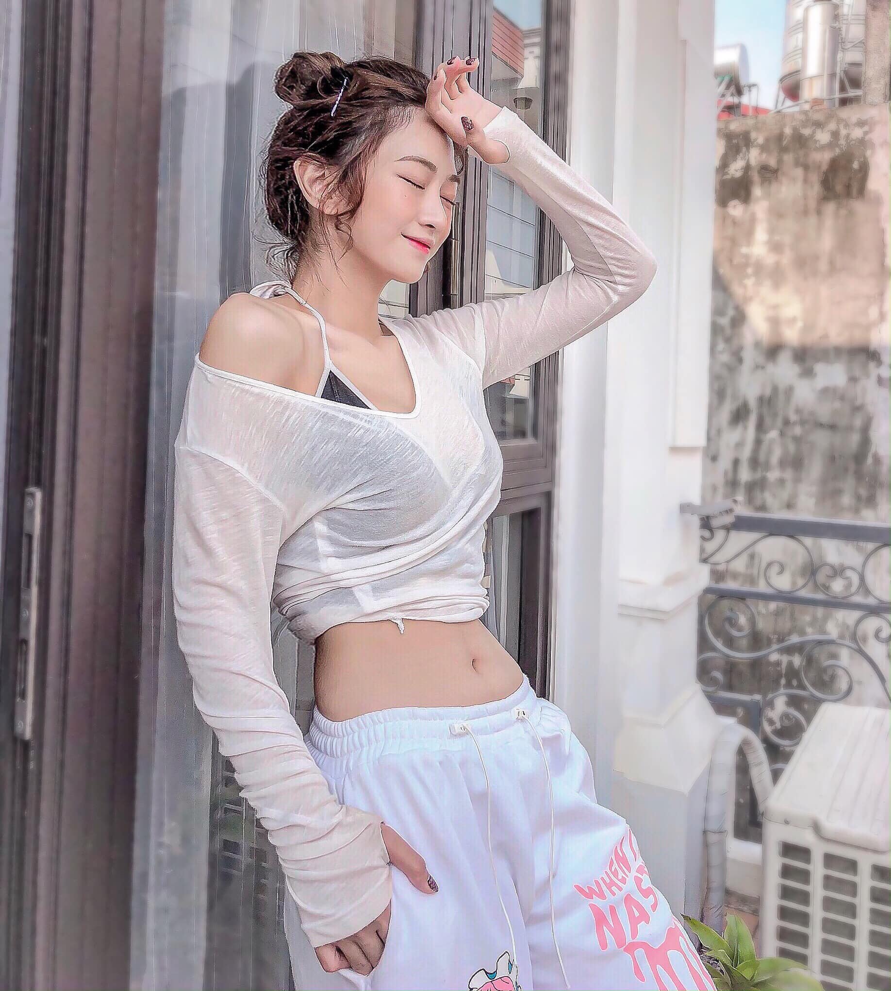 Hot girl gợi cảm nhất làng Tiktok Lê Bống: Body bốc lửa, từng béo 70 kg, không mặc vừa quần áo