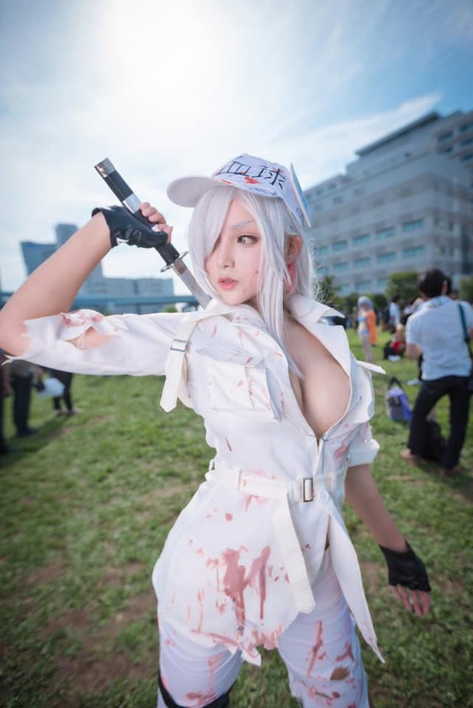 Lạ mắt với cosplay về tế bào Bạch Cầu ngực khủng trong Manga Hataraku Saibou - Ảnh 3.