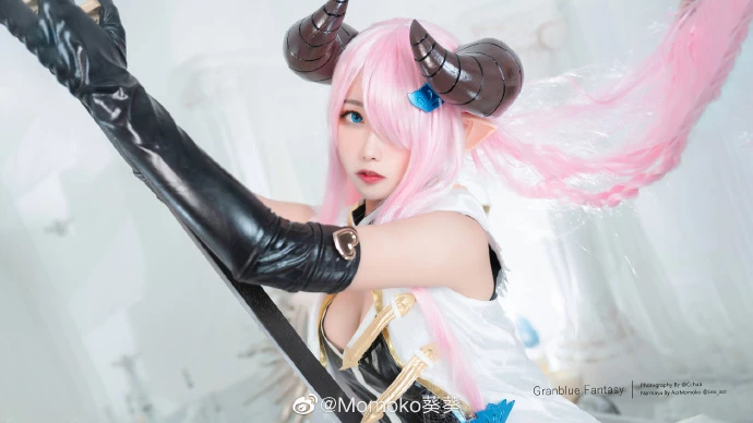 Momoko-Kwai-Kwai-hot-cosplay-narmaya