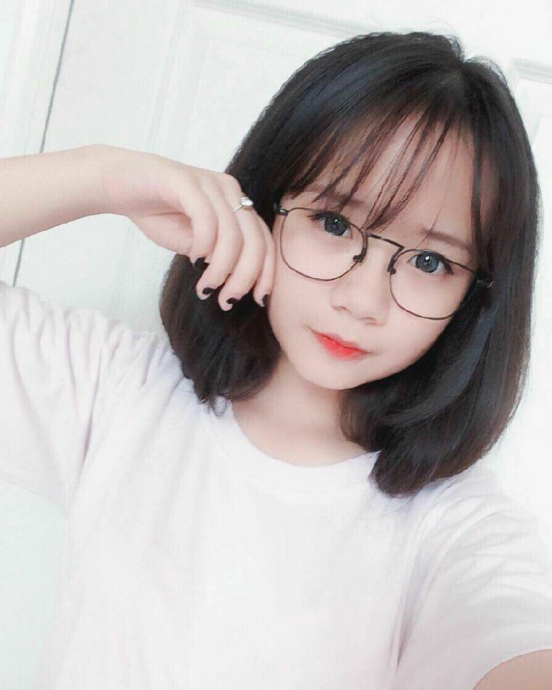 Hình Ảnh Gái Xinh Tóc Ngắn Đeo Kính Cận Cute Dễ Thương