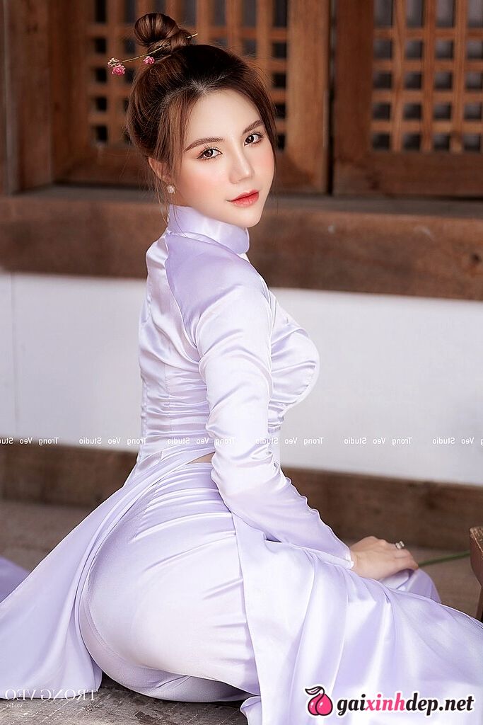 Áo Dài Satin Trắng Sexy