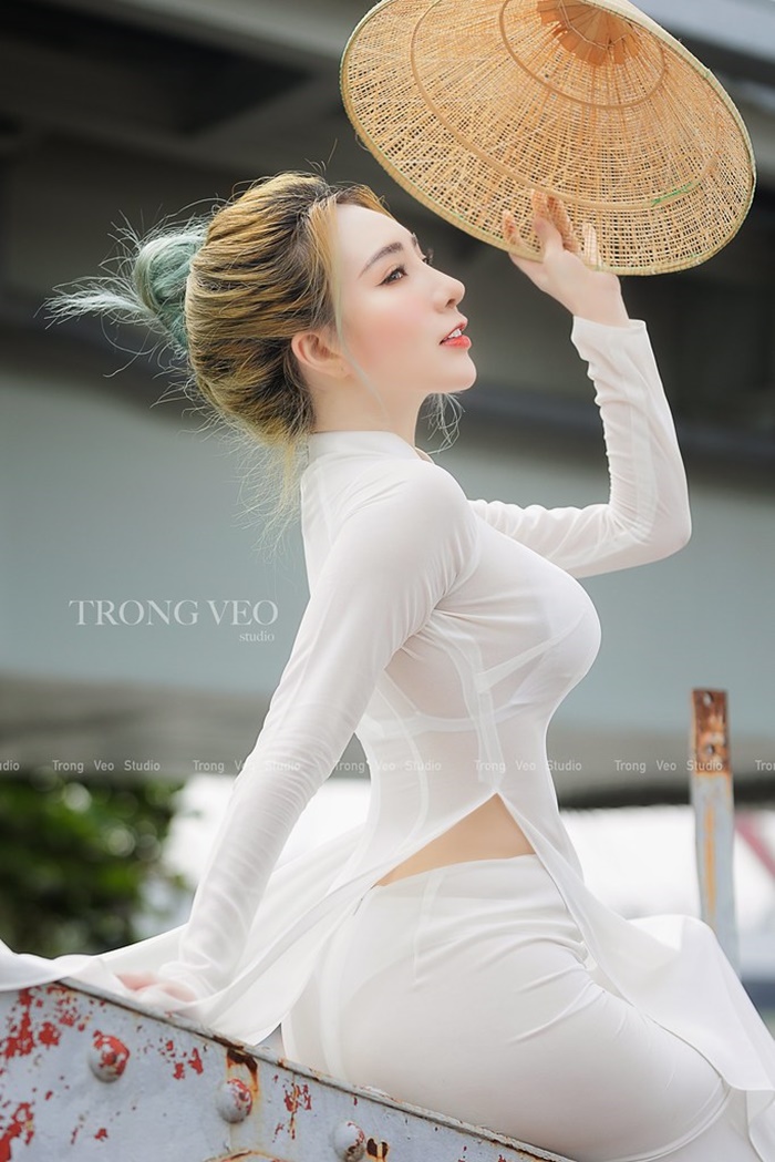 áo dài mỏng lộ gân