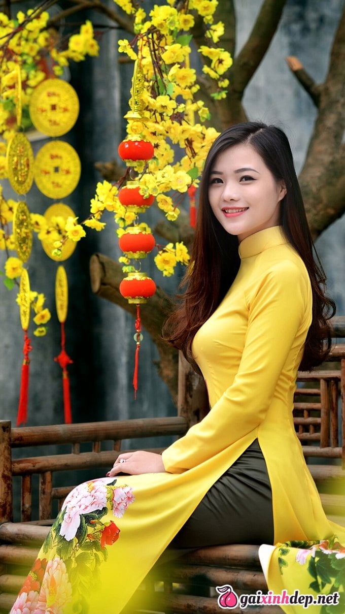 Áo Dài Màu Vàng Phối Quần Màu Gì