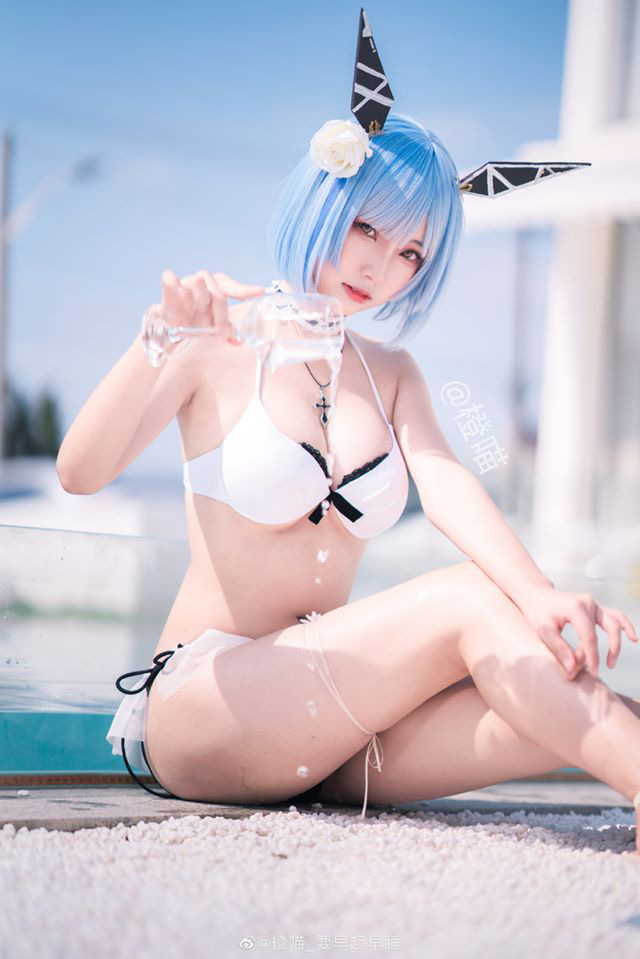 Bổ mắt khi ngắm gái xinh trong Azur Lane diện bikini khoe body cực nuột bên bể bơi - Hình 1