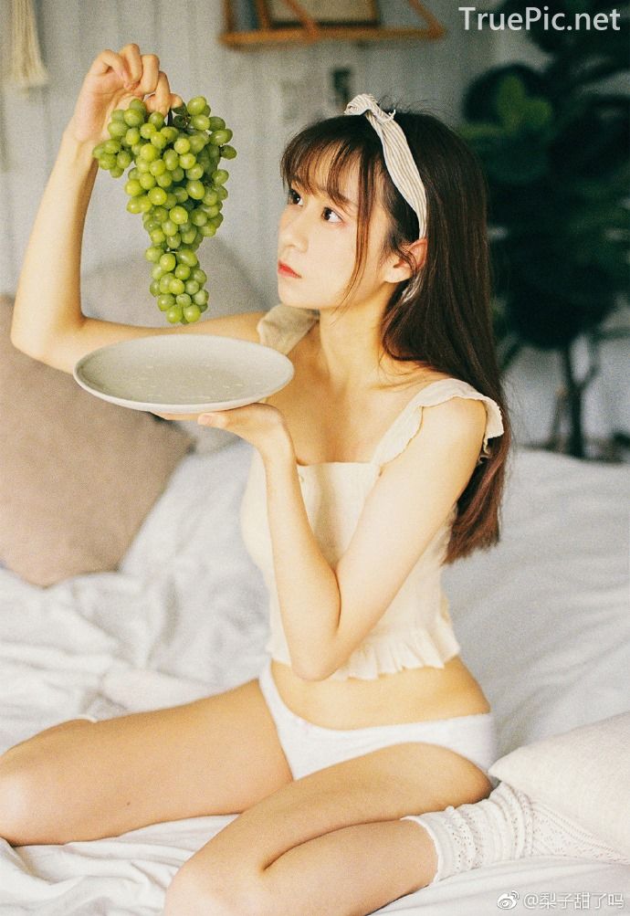 Chinese cute model - Beautiful fox girl and bunch of grapes