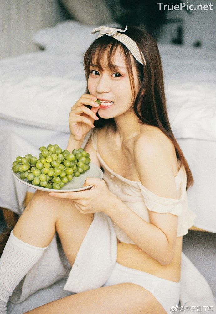 Chinese cute model - Beautiful fox girl and bunch of grapes