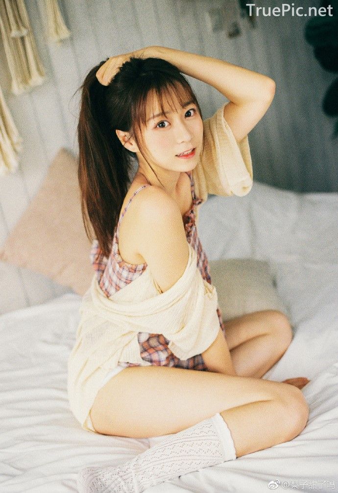 Chinese cute model - Beautiful fox girl and bunch of grapes