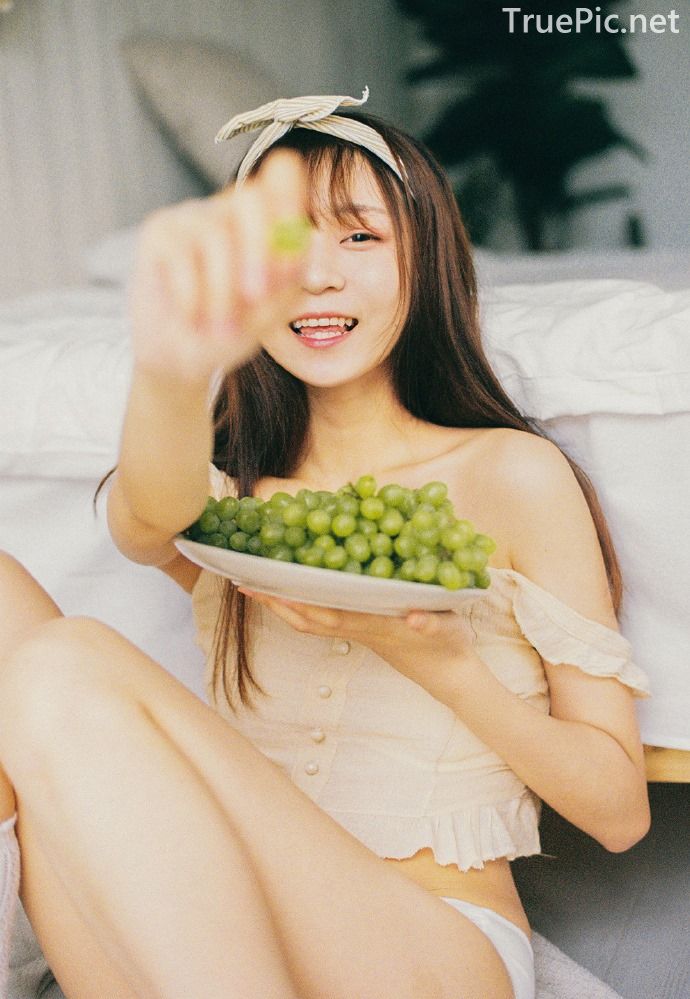 Chinese cute model - Beautiful fox girl and bunch of grapes