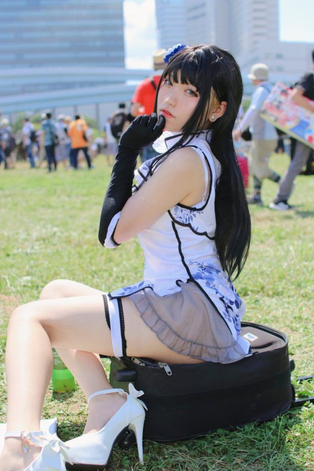 Trót ăn mặc hở hang, nữ cosplayer xinh đẹp bật khóc khi bị thợ ảnh bu quanh như ruồi, đòi chụp cả vùng nhạy cảm - Ảnh 1.