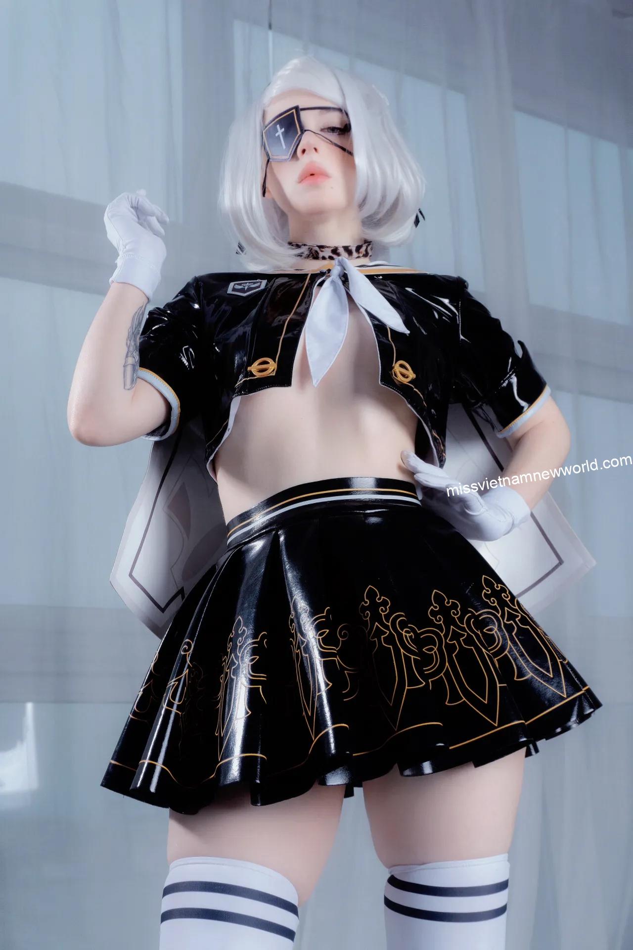 Cosplay 2B kết hợp hài hòa giữa sự mềm mại và sức mạnh nội tâm