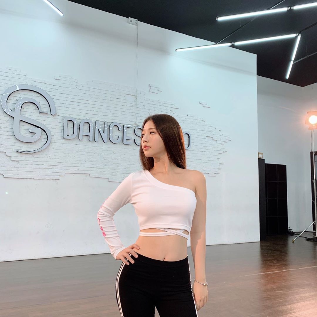 AMEE ?? on Instagram: “Cả nhà hãy cùng chờ đón #Dendakhongduong phiên bản dance vào 20h tối mai trên kênh Youtube của #ST319 nha ? #A… | Instagram, Youtube, Nhà