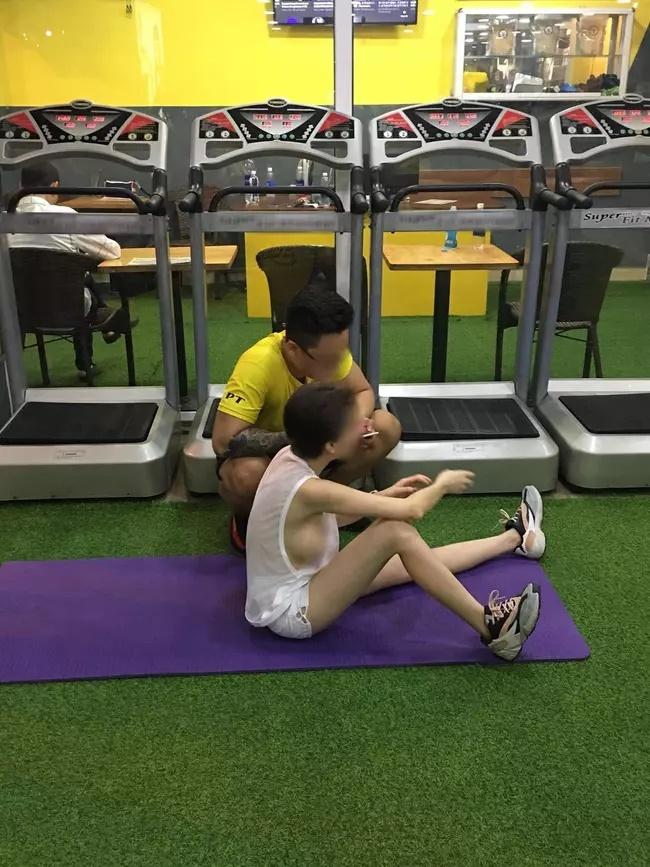 Đi tập gym chứ đâu phải vũ hội khoe thân các chị ơi! - Hình 7