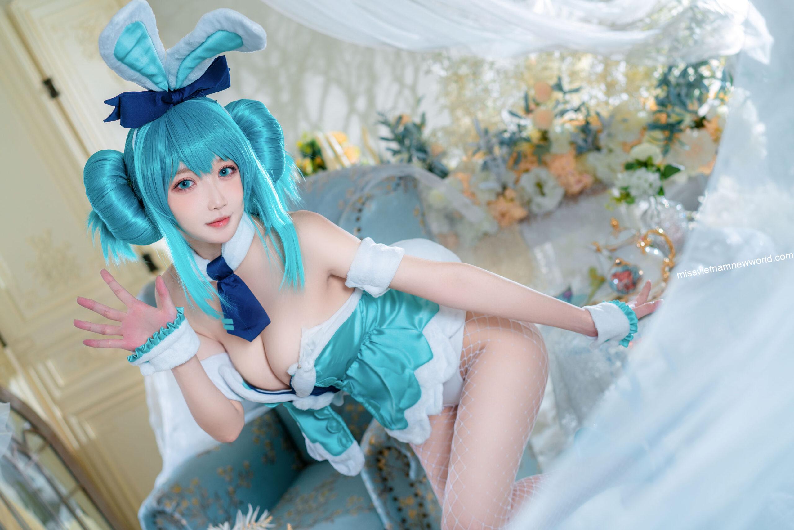 em-gai-a-bao-cosplay-miku (1)