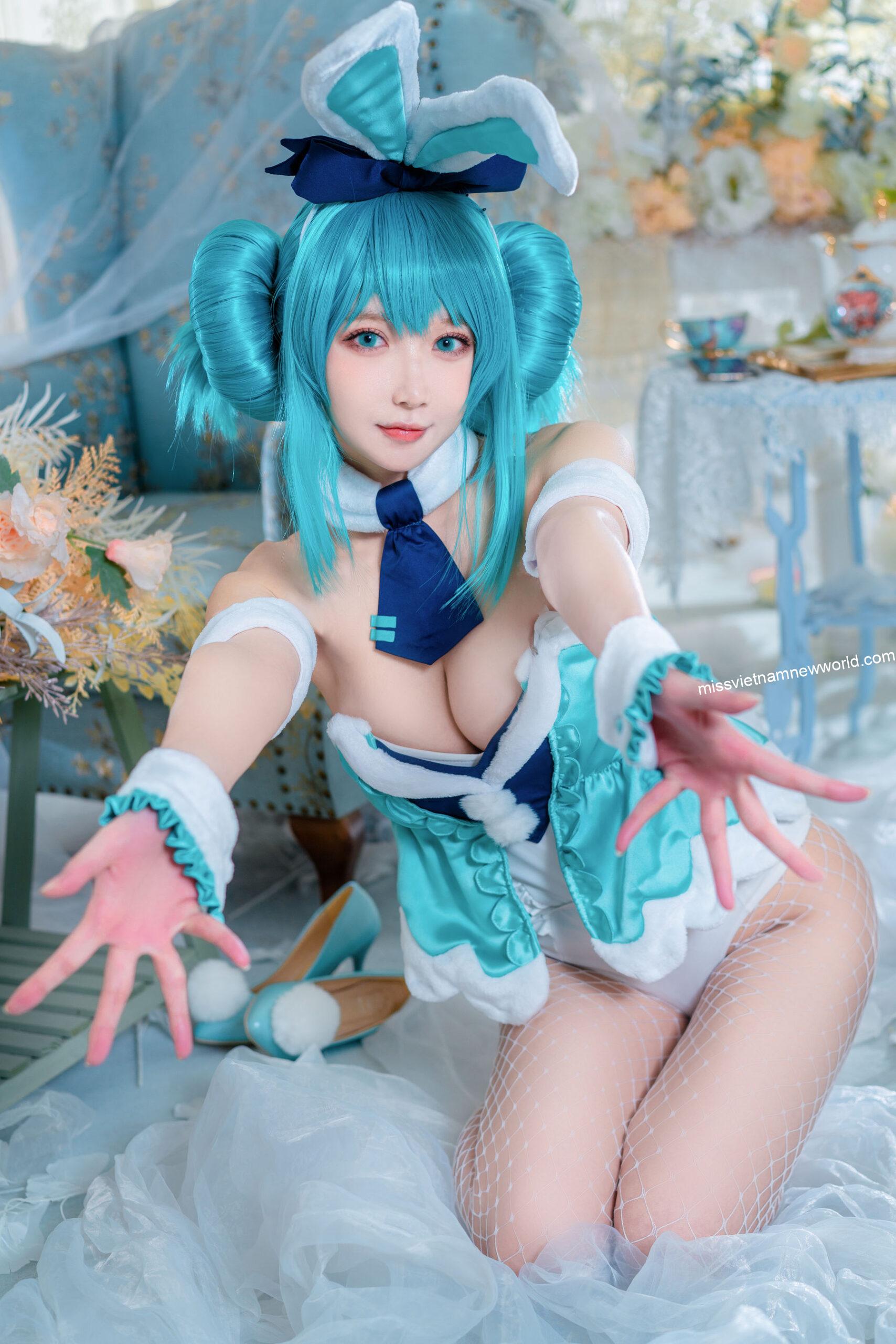 em-gai-a-bao-cosplay-miku (2)