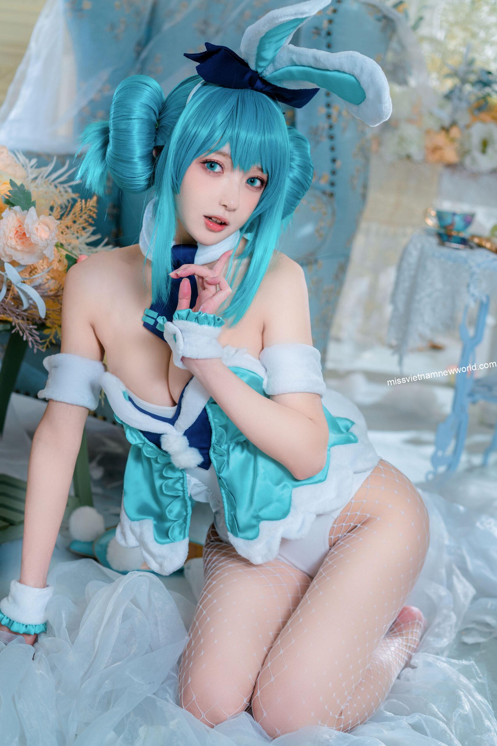 em-gai-a-bao-cosplay-miku (3)