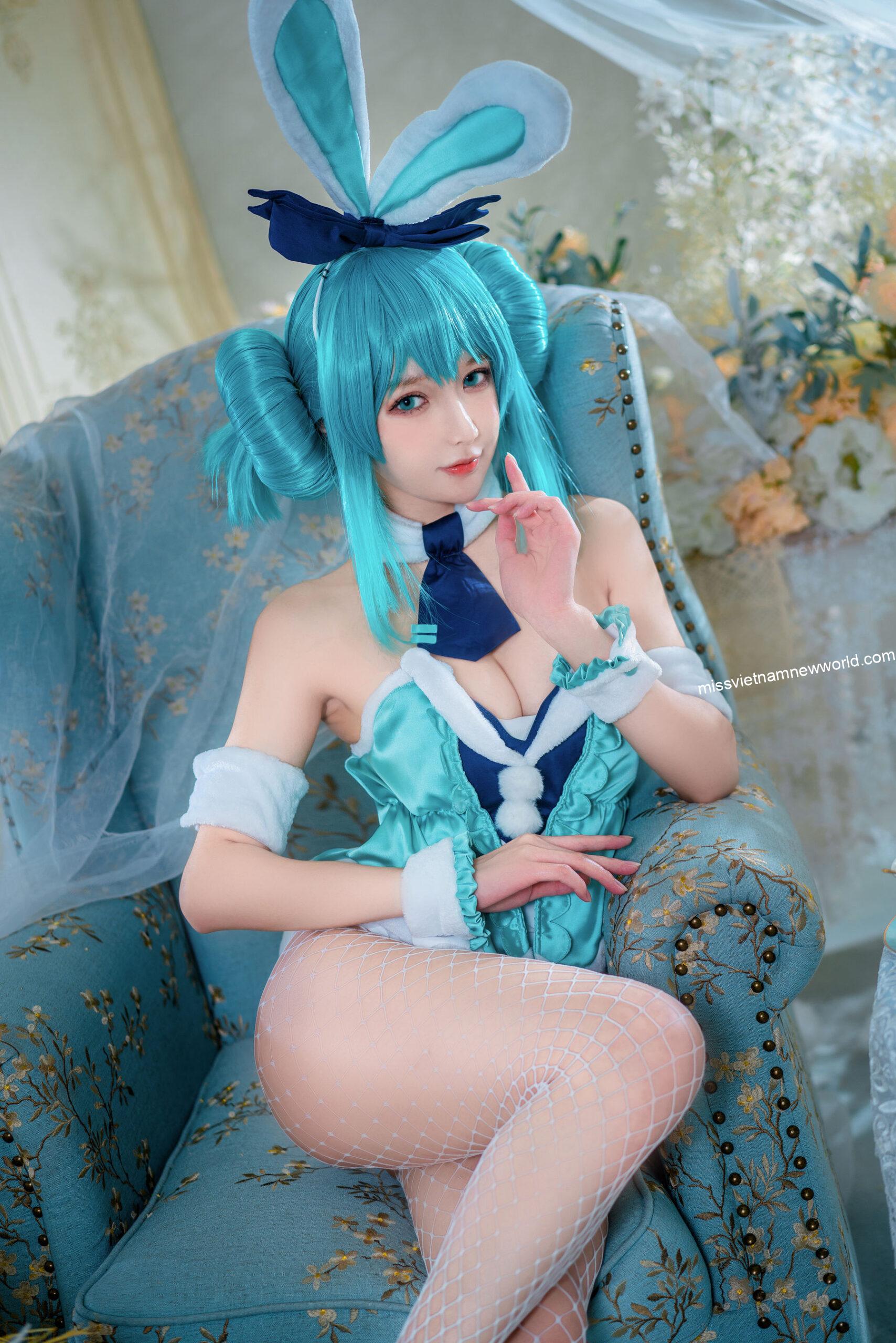 em-gai-a-bao-cosplay-miku (5)