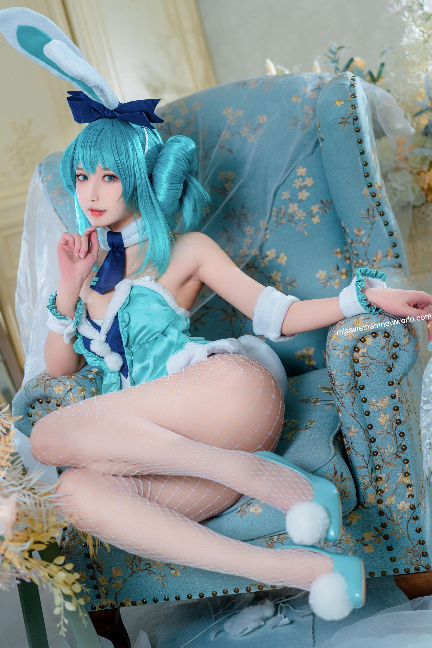 em-gai-a-bao-cosplay-miku (7)