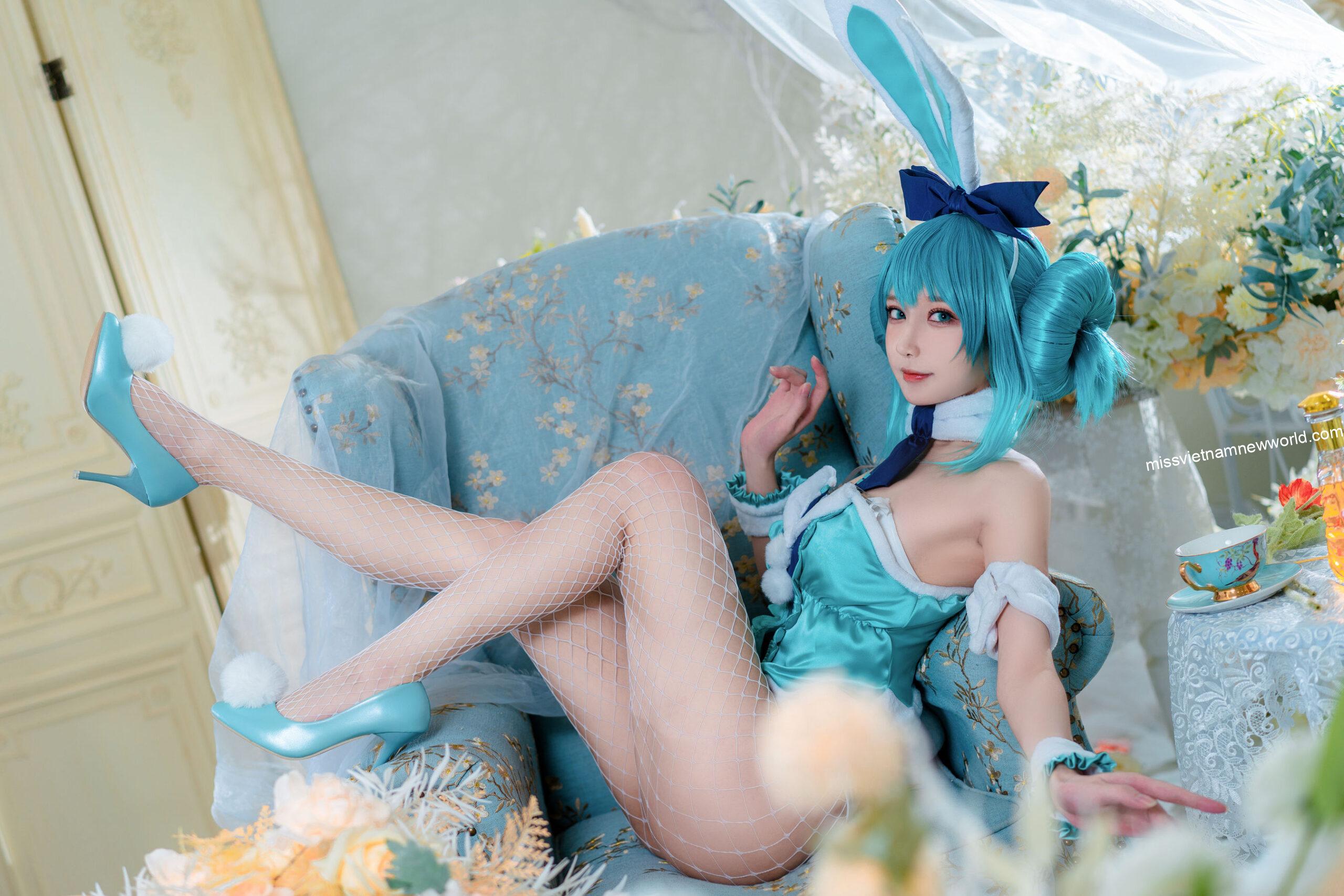 em-gai-a-bao-cosplay-miku (9)