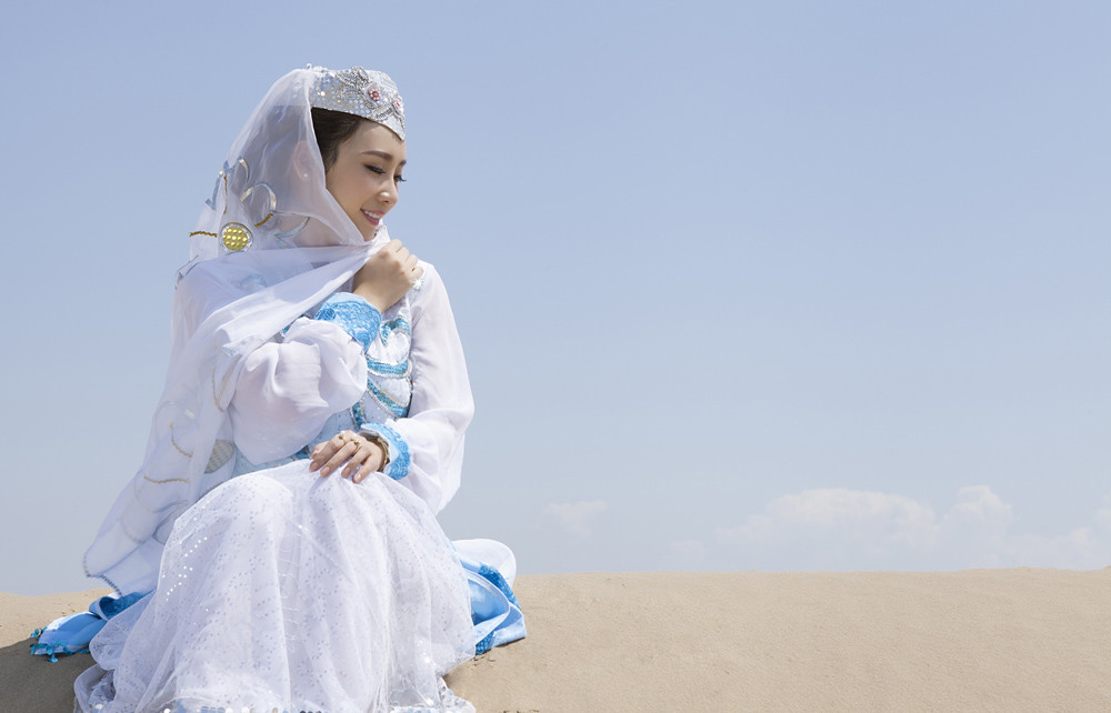 Gallery - Chinese beautiful model Liu Yan with Sexy White Dress on Desert Photo - P9