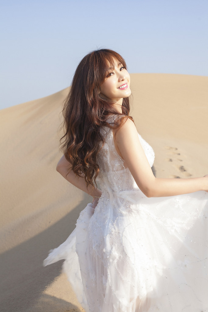 Gallery - Chinese beautiful model Liu Yan with Sexy White Dress on Desert Photo - P4