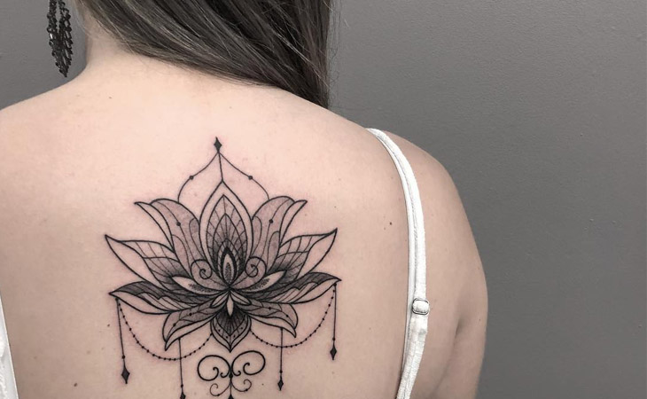 Hình Tattoo đen trắng phía sau lưng đầy cá tính 