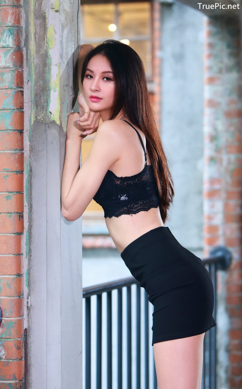 Image-Taiwanese-Beautiful-Long-Legs-Girl-雪岑Lola-Black-Sexy-Short-Pants-and-Crop-Top-Outfit-TruePic.net- Picture-28