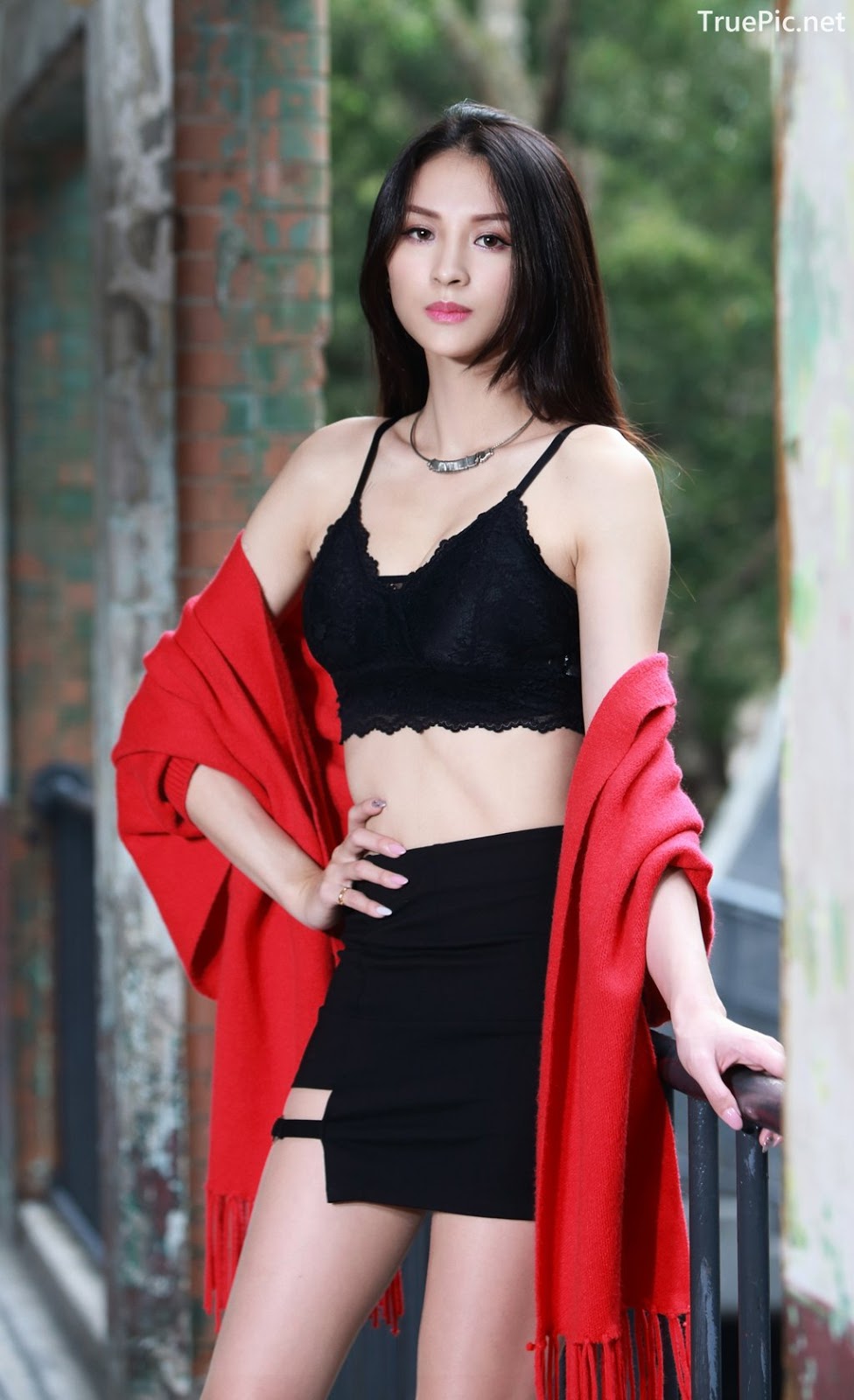 Image-Taiwanese-Beautiful-Long-Legs-Girl-雪岑Lola-Black-Sexy-Short-Pants-and-Crop-Top-Outfit-TruePic.net- Picture-3