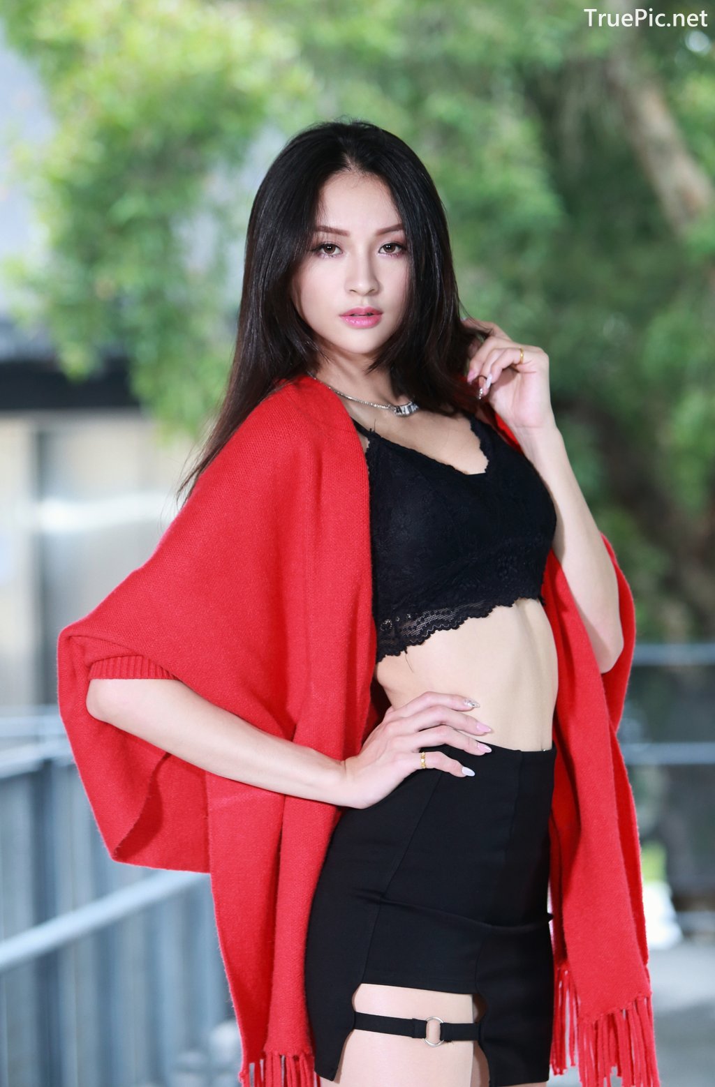 Image-Taiwanese-Beautiful-Long-Legs-Girl-雪岑Lola-Black-Sexy-Short-Pants-and-Crop-Top-Outfit-TruePic.net- Picture-9