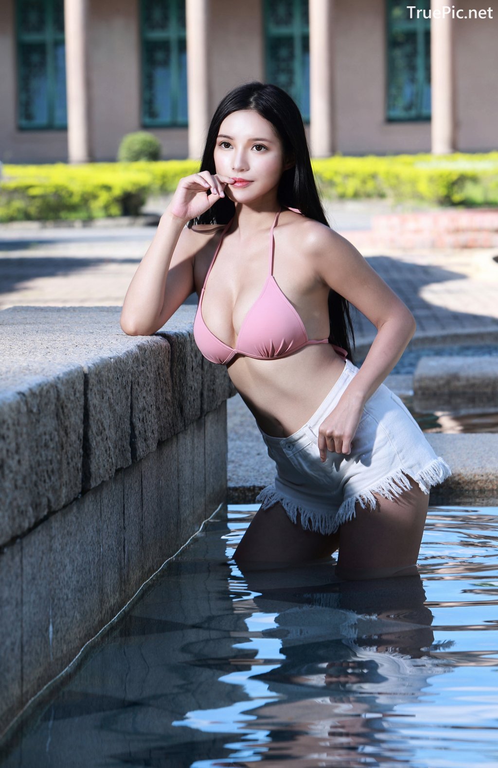 Image-Taiwanese-Model–莊舒潔-ViVi–Hot-Pink-Bikini-Top-and-White-Short-Pants-TruePic.net- Picture-21