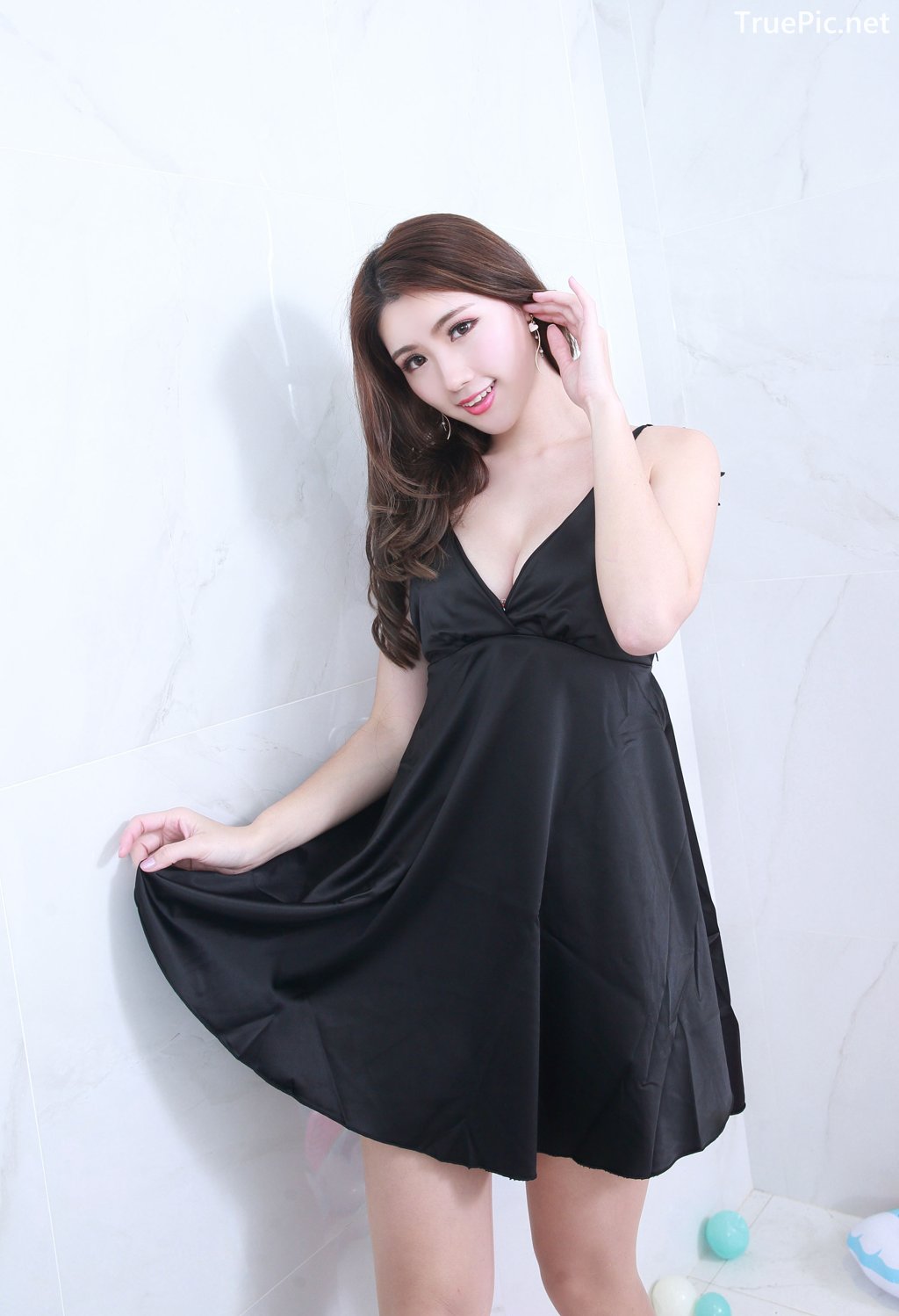 Image-Taiwanese-Model–張倫甄–Charming-Girl-With-Black-Sleep-Dress-TruePic.net- Picture-114